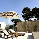 Apartment Minimal Grey Pool-front In