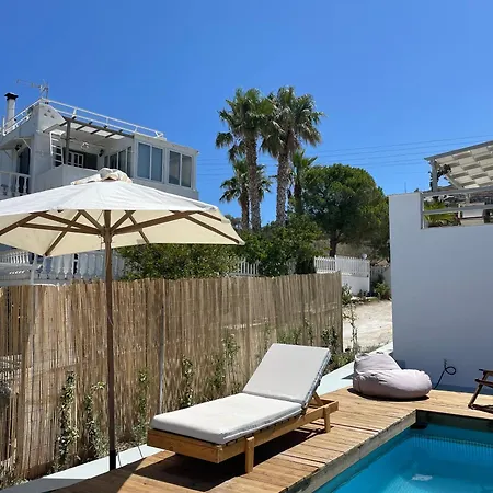 Daire Minimal Grey Pool-front In