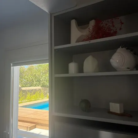 Lejlighed Minimal Grey Pool-front In Páros