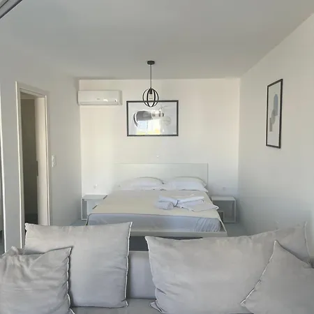 Lejlighed Minimal Grey Pool-front In