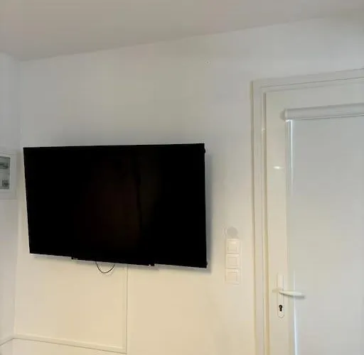 Minimal Grey Pool-front In Lejlighed *