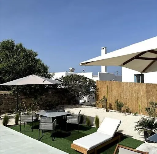 Minimal Grey Pool-front In Lejlighed