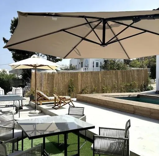 Lejlighed Minimal Grey Pool-front In