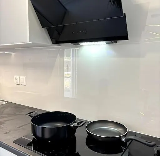 Lejlighed Minimal Grey Pool-front In