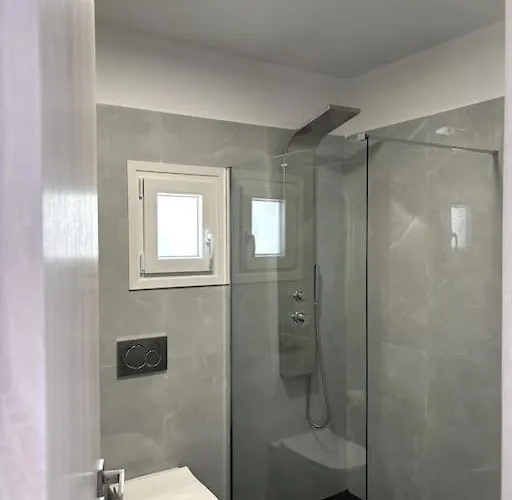 Minimal Grey Pool-front In Lejlighed