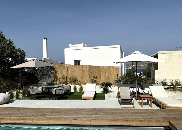 Minimal Grey Pool-front In Lejlighed *