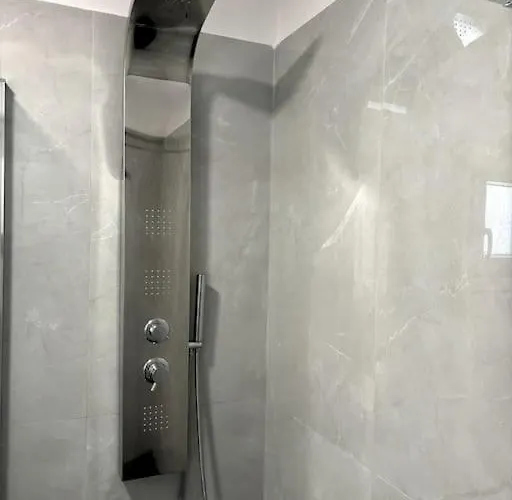 Lejlighed Minimal Grey Pool-front In *