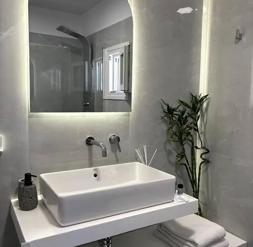 Minimal Grey Pool-front In Lejlighed