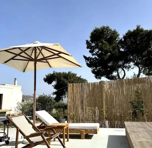 Lejlighed Minimal Grey Pool-front In