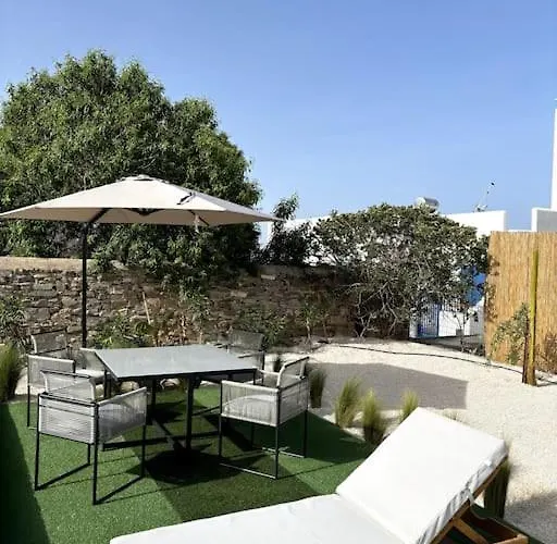 Minimal Grey Pool-front In Lejlighed *