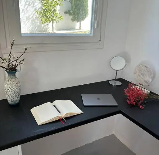 Lejlighed Minimal Grey Pool-front In *