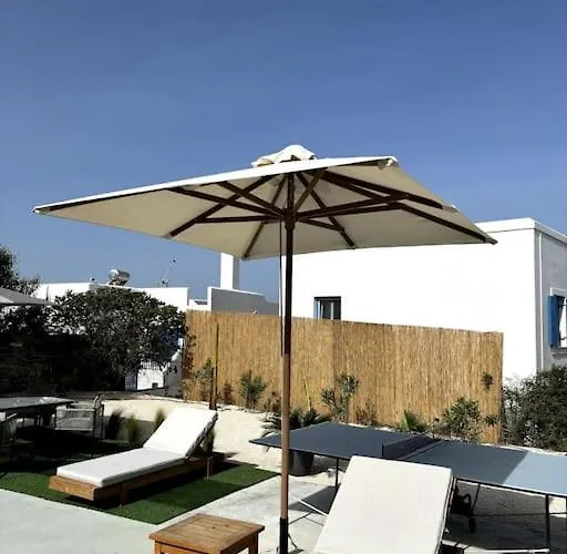 Lejlighed Minimal Grey Pool-front In