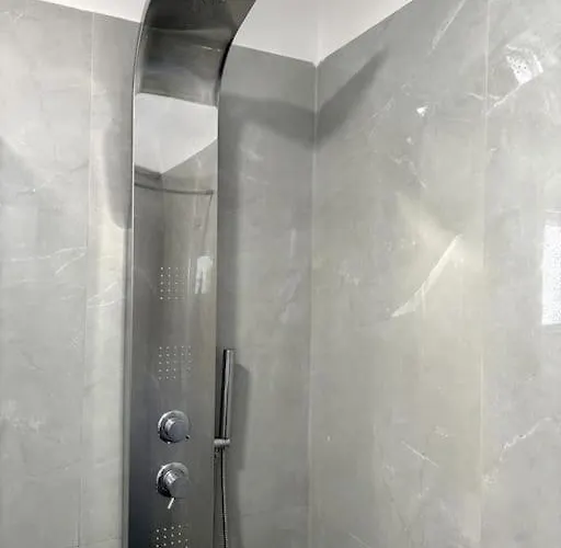 Lejlighed Minimal Grey Pool-front In *