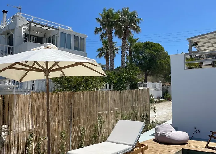 Lejlighed Minimal Grey Pool-front In