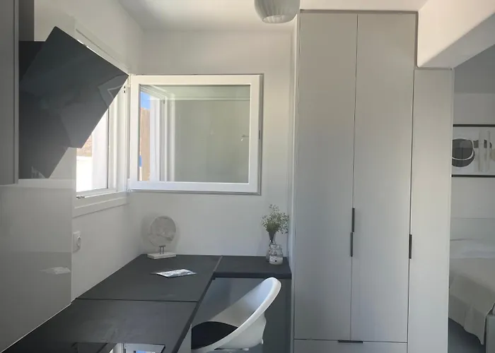 Lejlighed Minimal Grey Pool-front In *