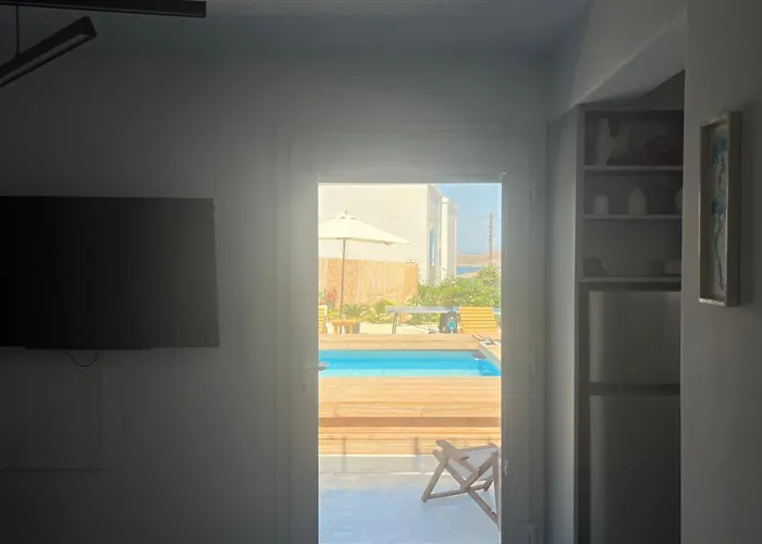 Lejlighed Minimal Grey Pool-front In Páros