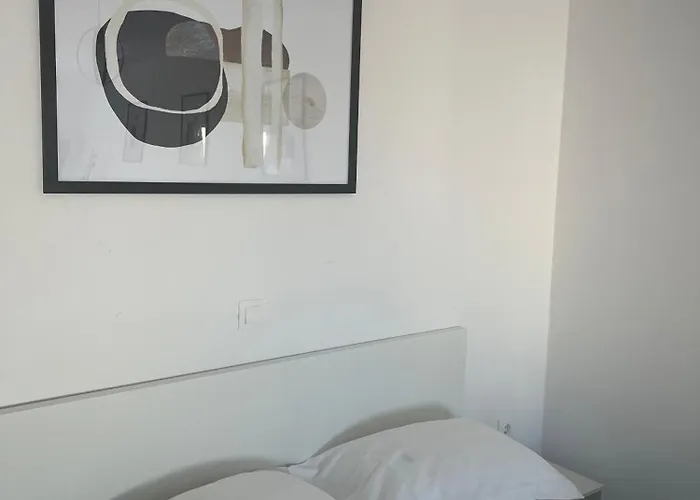 Lejlighed Minimal Grey Pool-front In