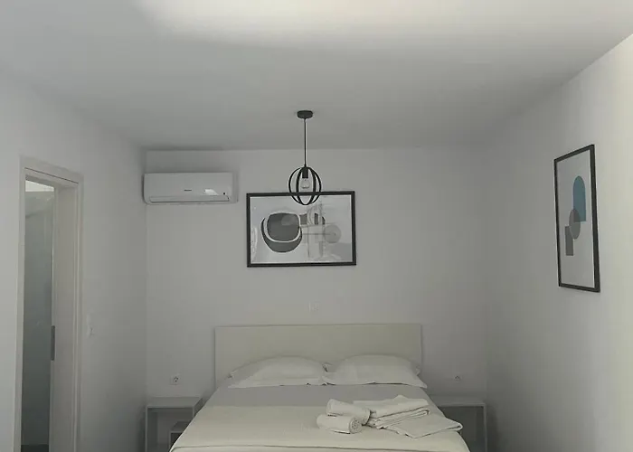 Minimal Grey Pool-front In Lejlighed *