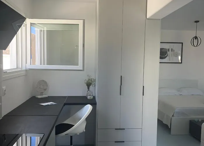 Lejlighed Minimal Grey Pool-front In Páros