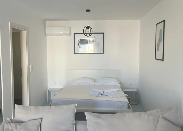 Lejlighed Minimal Grey Pool-front In