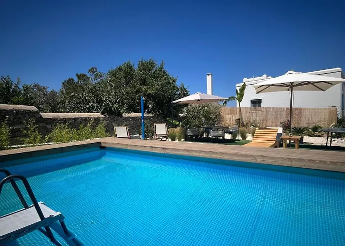 Minimal Grey Pool-front In Lejlighed *